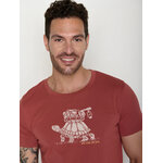 T-shirt homme à motifs tortues en coton bio GOTS, rouge couchant, détail du motif