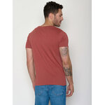 T-shirt homme à motifs tortues en coton bio GOTS, rouge couchant, vue portée en pied