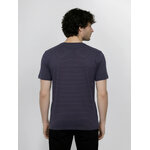 T-shirt homme rayé en coton bio GOTS, rayures bleu-violet, vue portée en pied