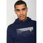 Sweat à capuche homme en coton bio GOTS, détail du motif côte et voilier, bleu marine