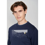 sweat homme GREENBOMB en coton bio porté, falaises, mer agitée et petit voilier, bleu marine