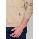 sweat à capuche homme en coton bio, vue portée en pied, beige latte
