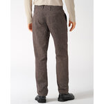 pantalon chino homme en chanvre et coton bio mocca, porté par un mannequin
