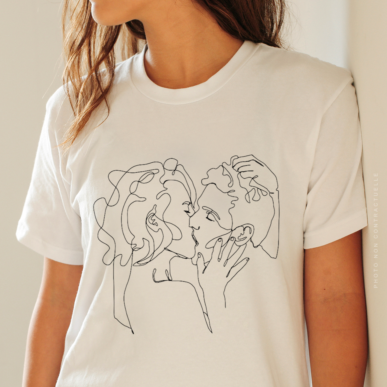 MOCKUP-Femme-2--tee-shirt-COUPLE-carré