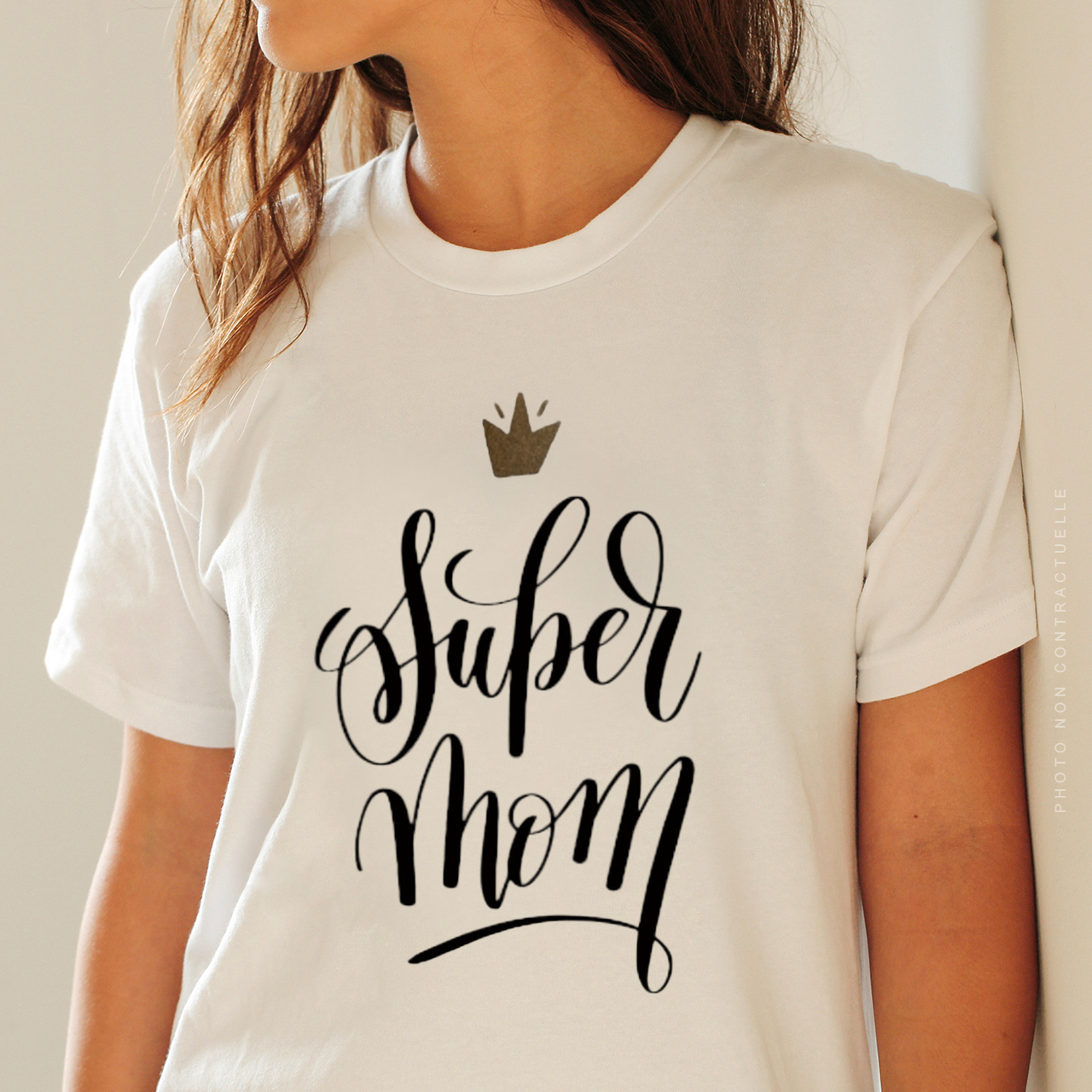 MOCKUP-Femme-2--tee-shirt-SUPER-MOM-carré