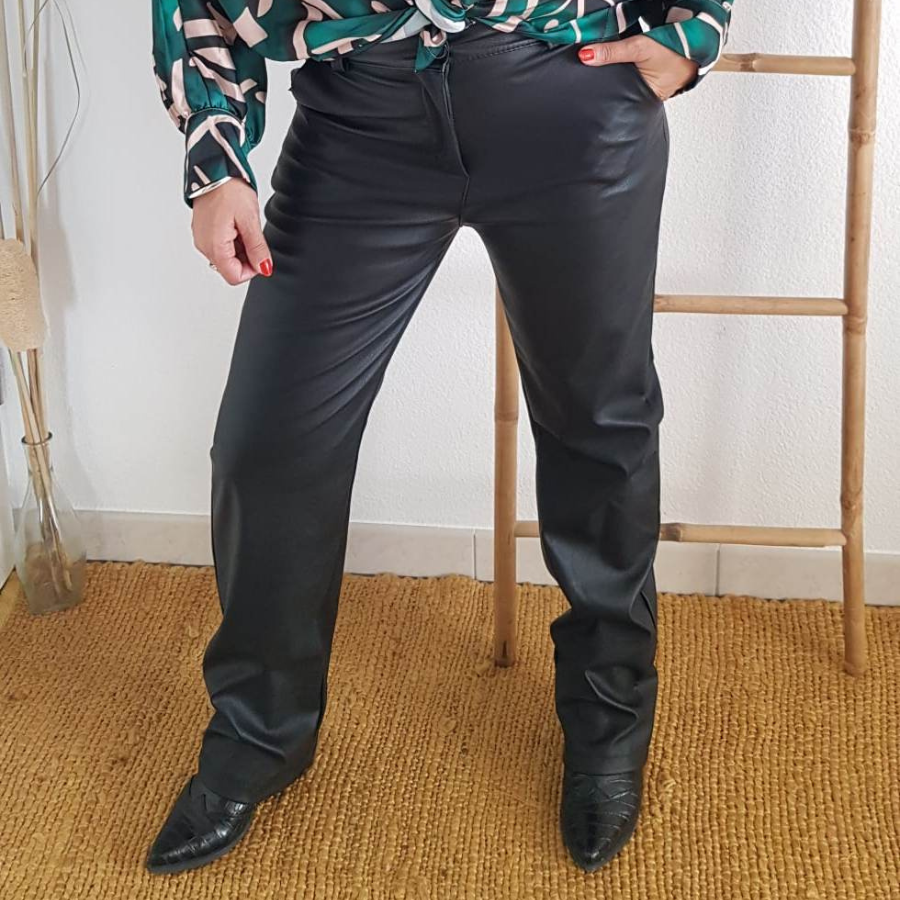 Faites-vous remarquer avec un pantalon en similicuir
