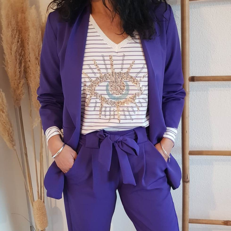 Préparez-vous à sortir le soir avec cet ensemble pantalon et veste violet !