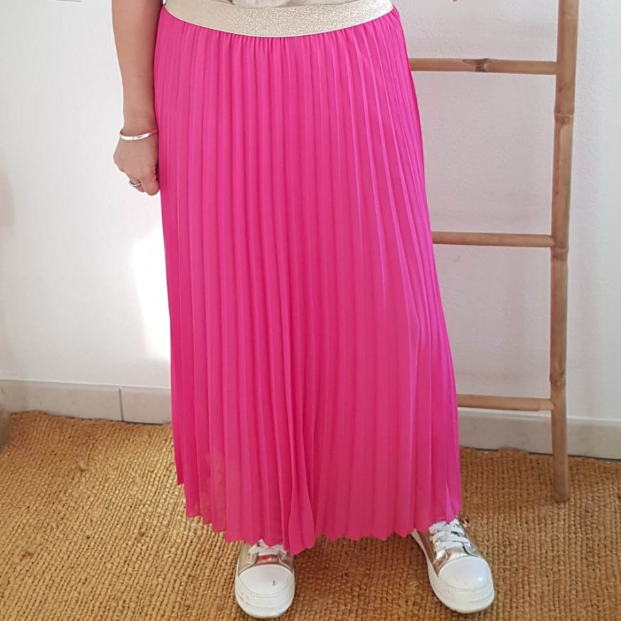 Ajoutez une touche de couleur à votre garde-robe avec cette jupe plissée fuchsia