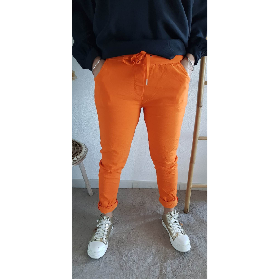 Le pantalon stretch orange tendance pour une allure sophistiquée
