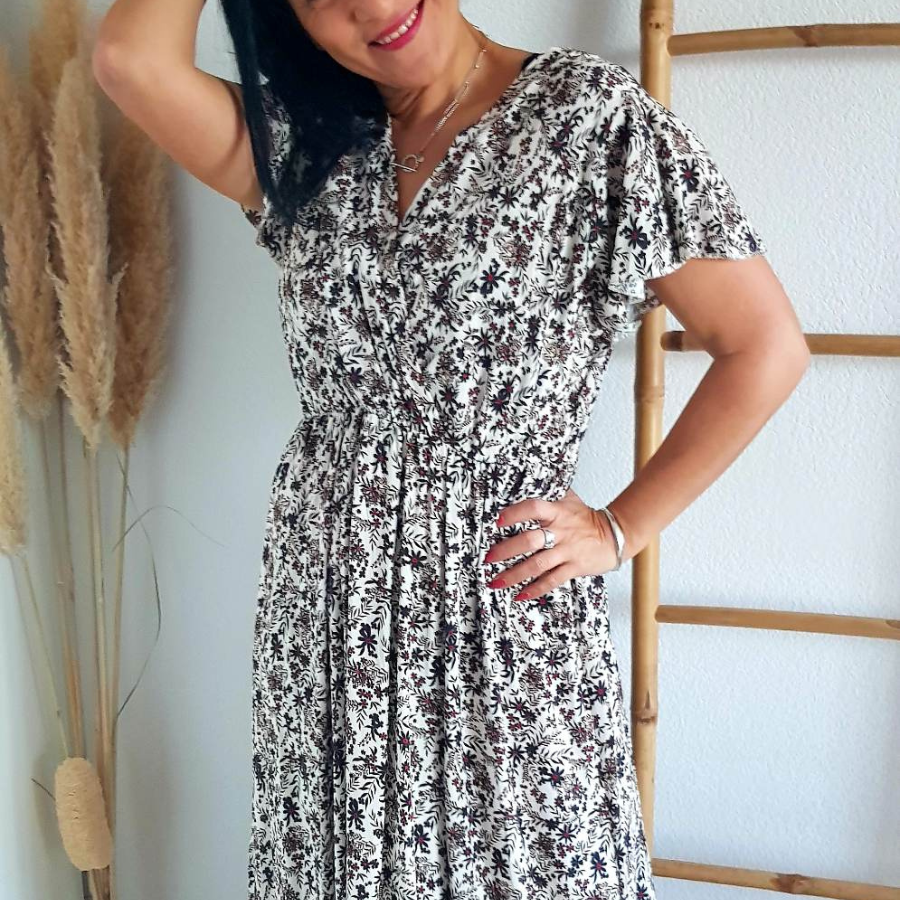 Robe femme longue cache coeur fleurie noire est un vêtement élégant et estival