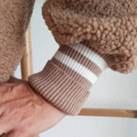 Soyez élégante et restez au chaud avec un manteau polaire beige pour femme