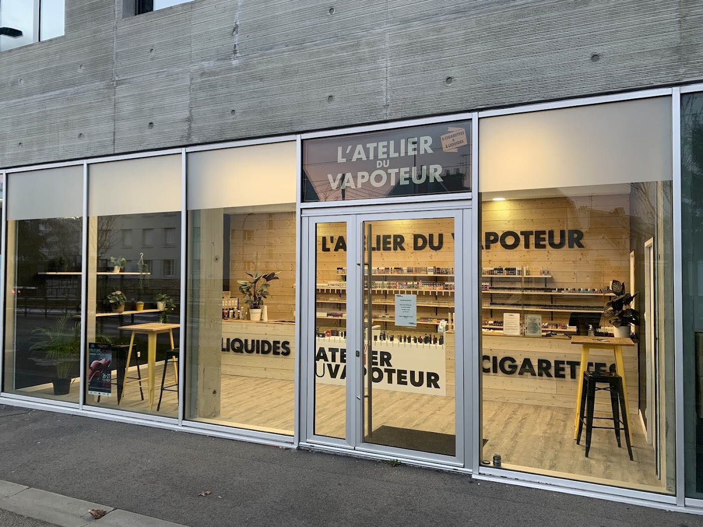 Vitrine de L'Atelier du Vapoteur, 2 boulevard Léon Jouhaux à Nantes