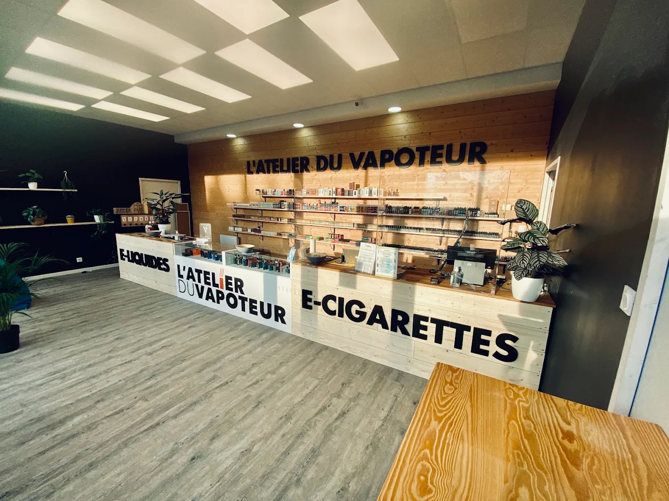 Intérieur de la boutique L'Atelier du Vapoteur, 2 boulevard Léon Jouhaux à Nantes