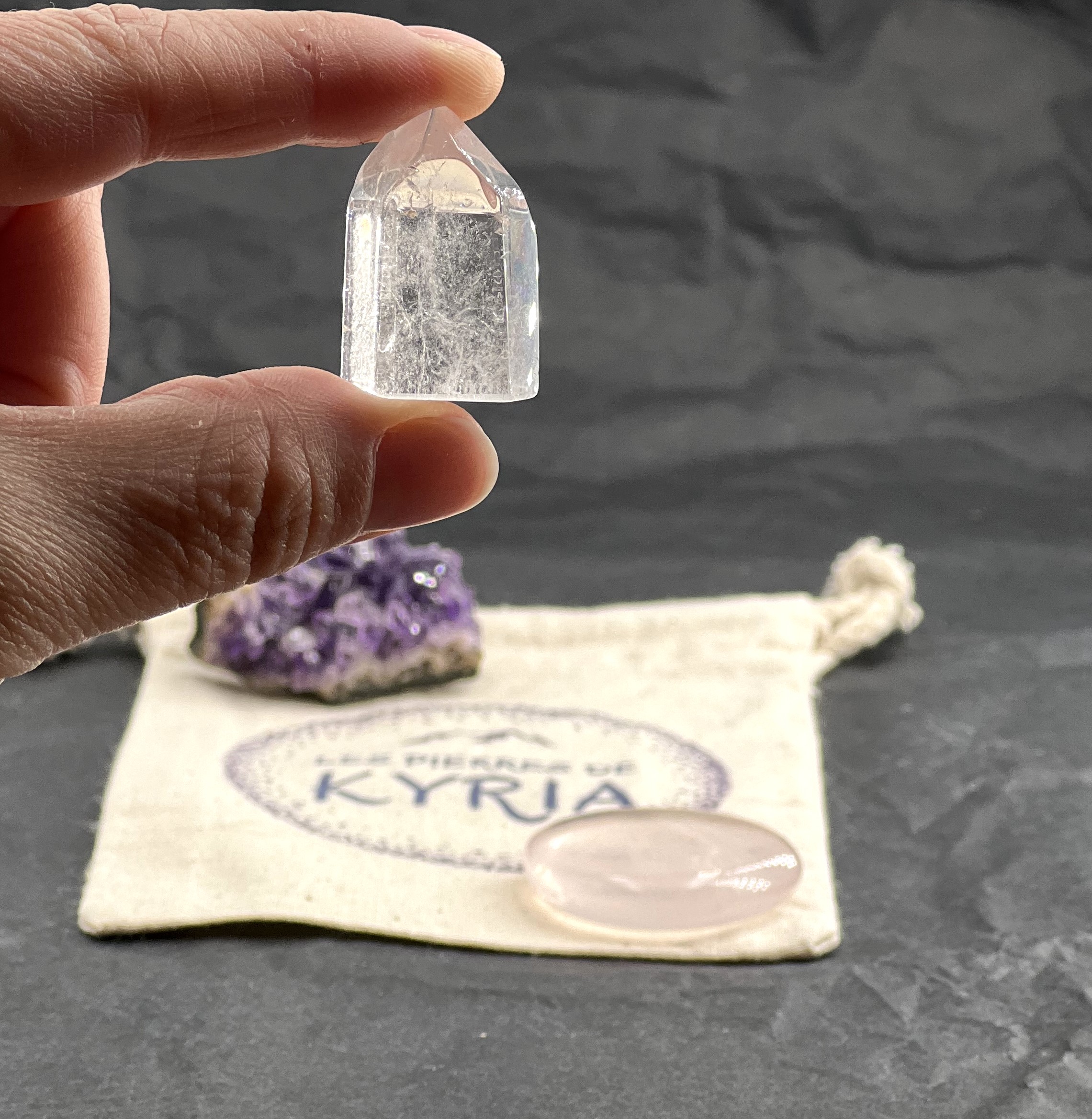 POCHON DE KYRIA AMETHYSTE POINTE CRISTAL DE ROCHE QUARTZ ROSE LES PIERRES DE KYRIA (3)
