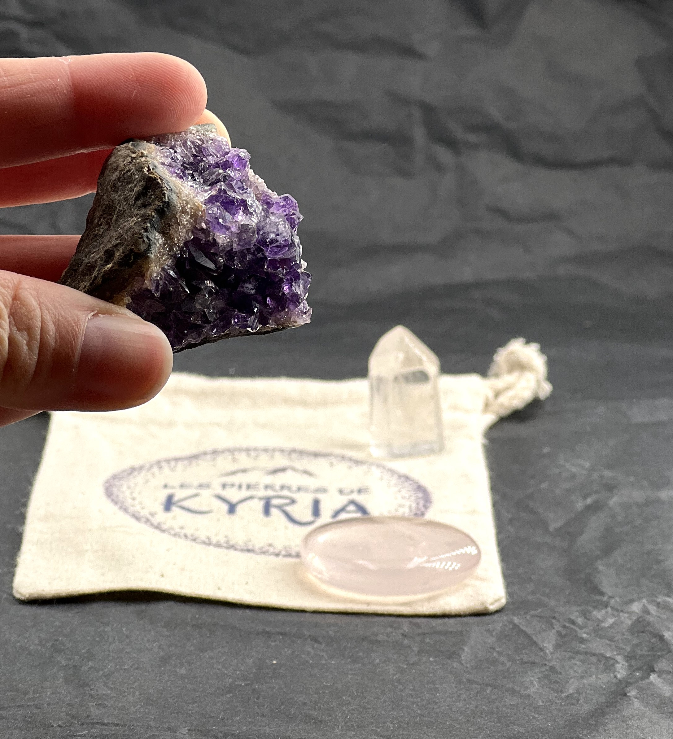 POCHON DE KYRIA AMETHYSTE POINTE CRISTAL DE ROCHE QUARTZ ROSE LES PIERRES DE KYRIA (2)