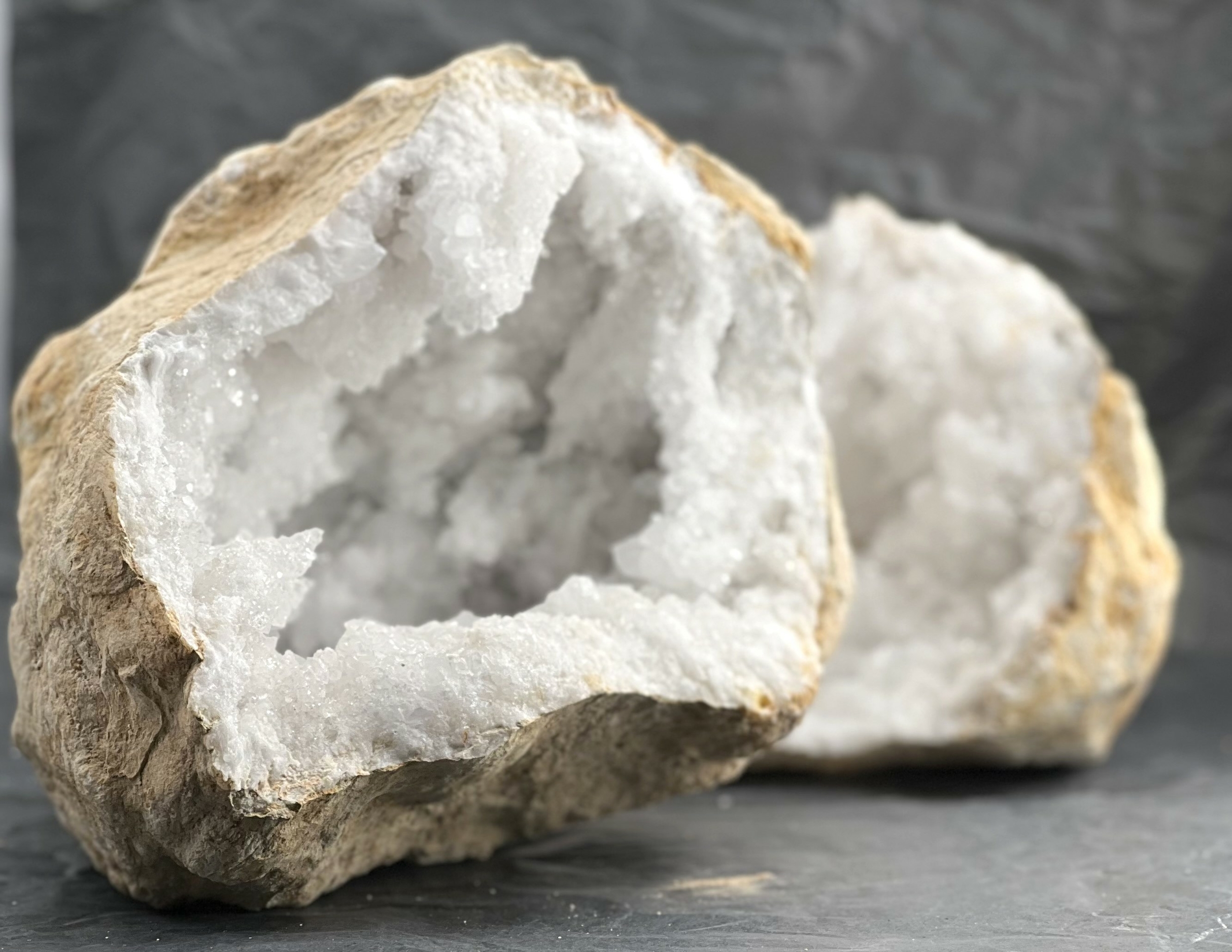 GEODE CRISTAL DE ROCHE ENTIERE XXL 8KG LES PIERRES DE KYRIA (21)