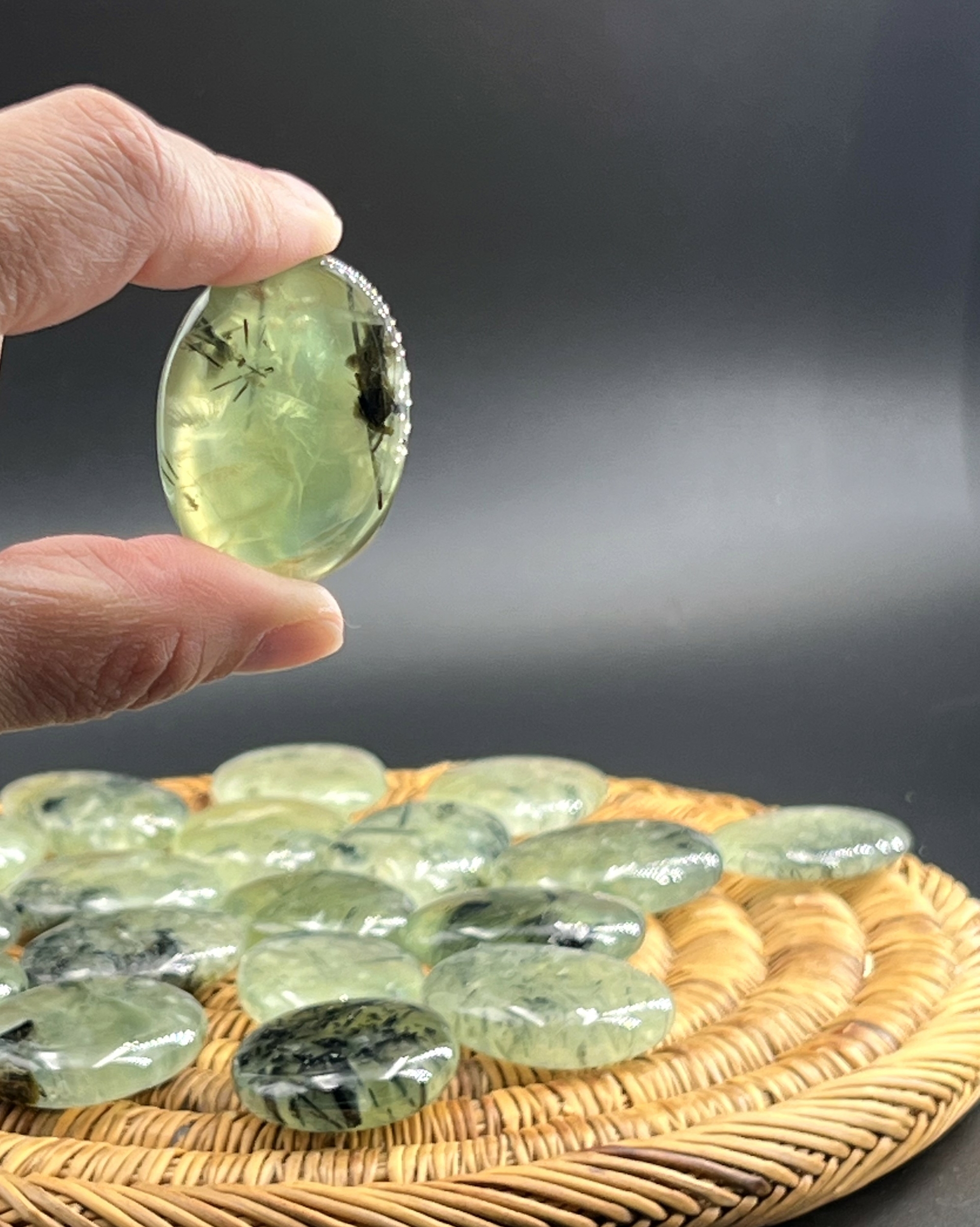 galet prehnite epidote les pierres de kyria (4)