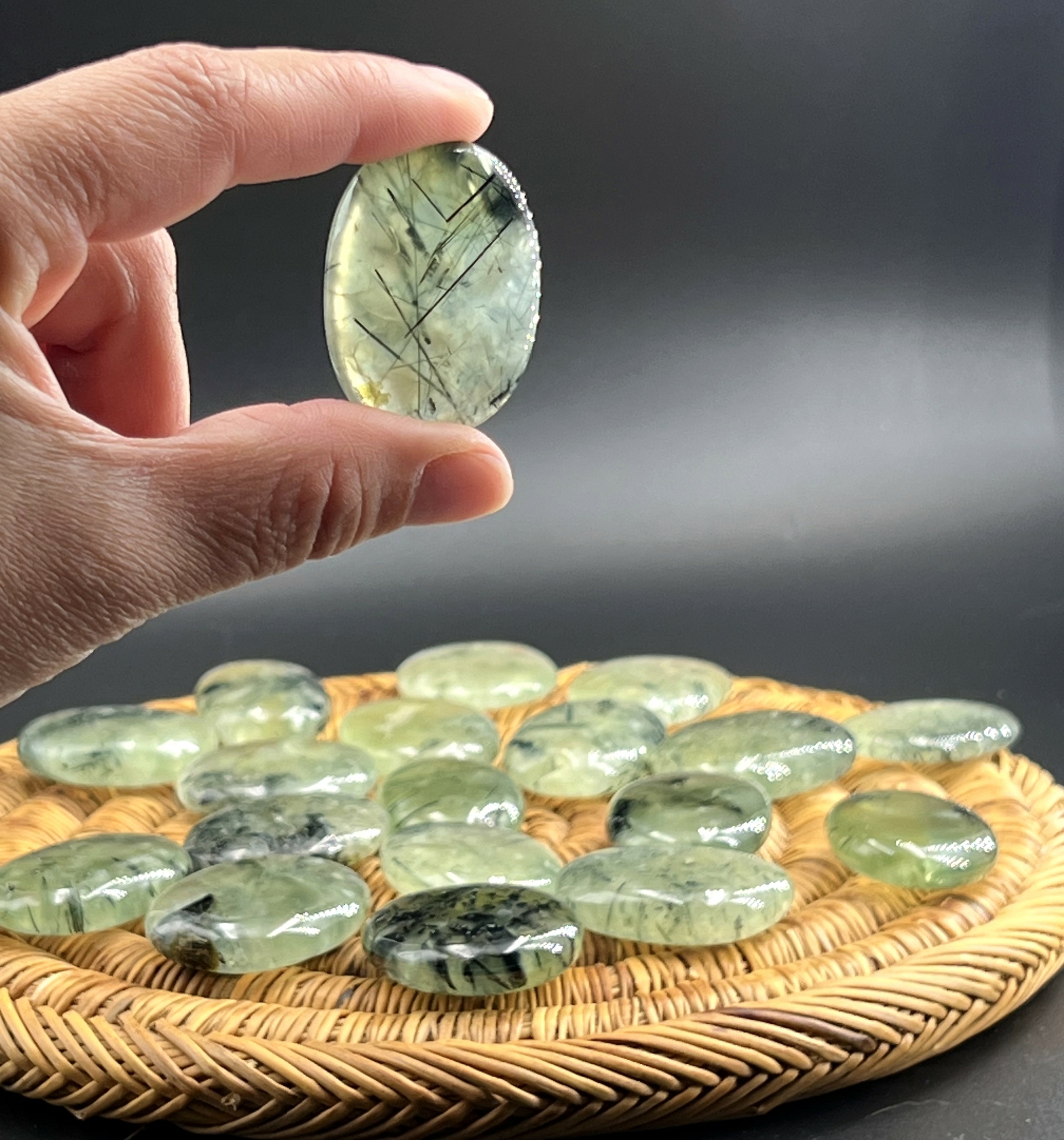 galet prehnite epidote les pierres de kyria (9)