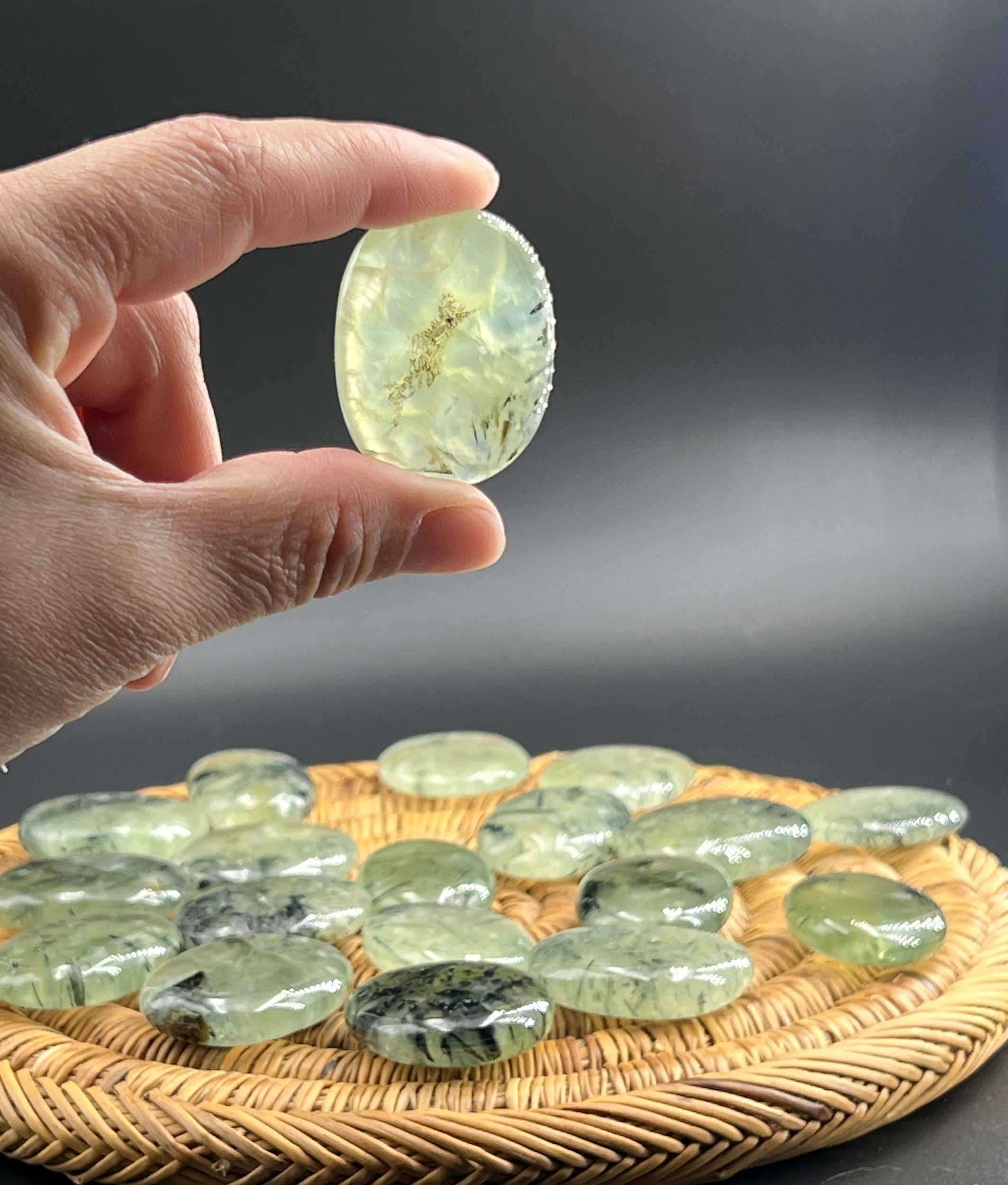 galet prehnite epidote les pierres de kyria (8)