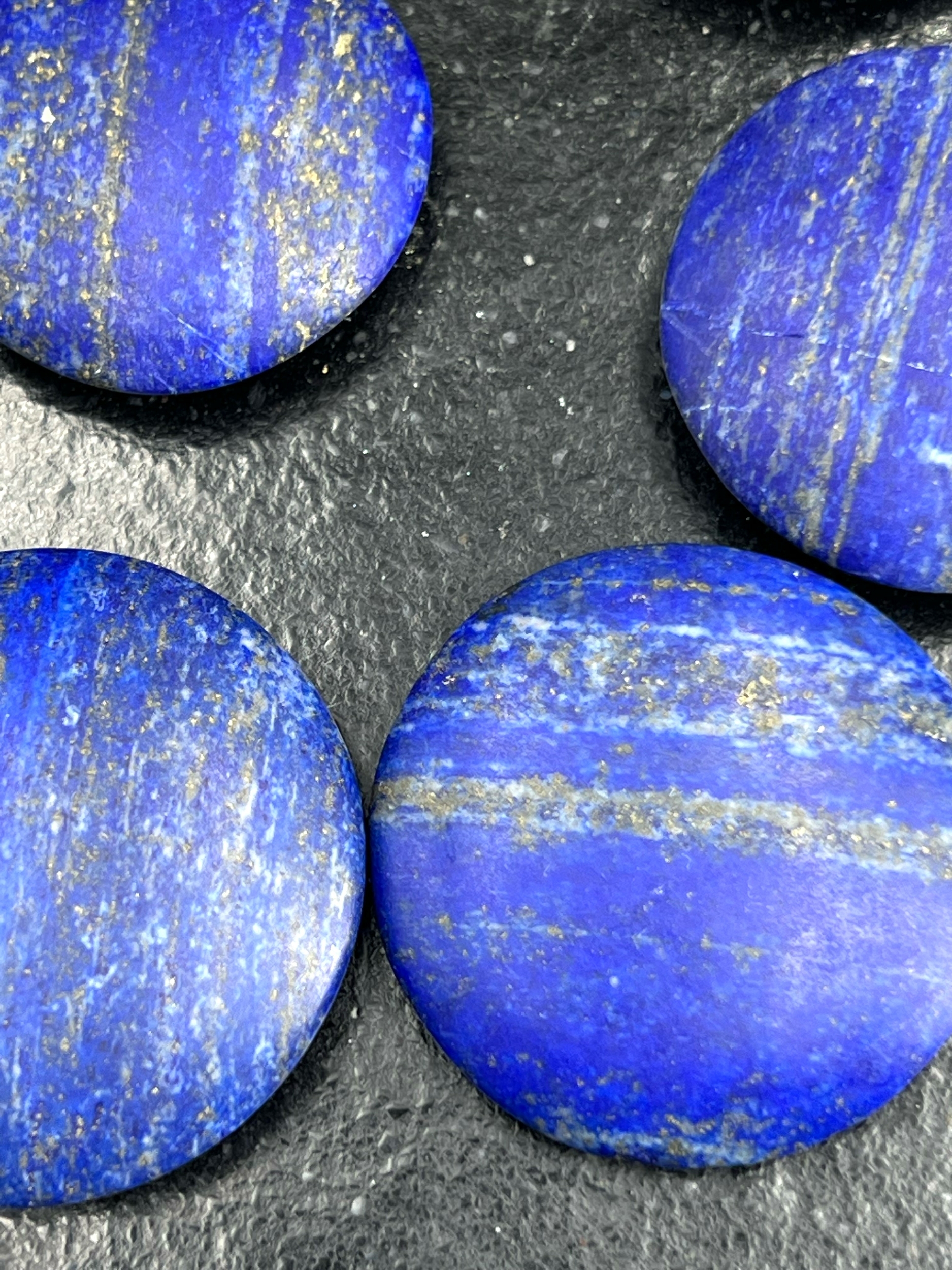 GALET ROND LAPIS LAZULI EXTRA LES PIERRES DE KYRIA (3)