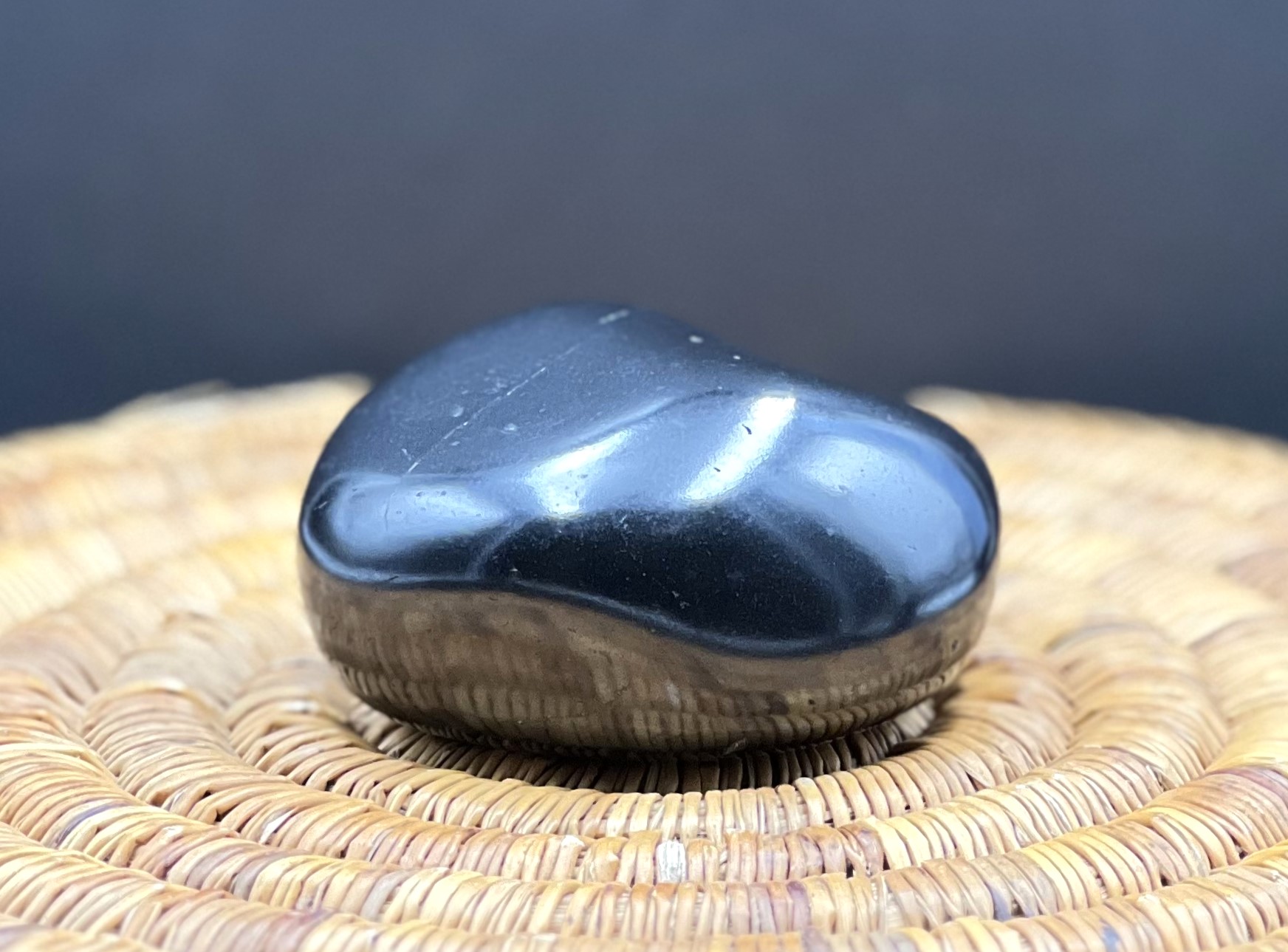 GALET SHUNGITE 195G LES PIERRES DE KYRIA (1)