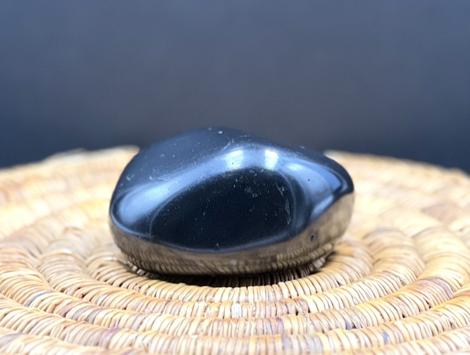 GALET SHUNGITE 195G LES PIERRES DE KYRIA (2)
