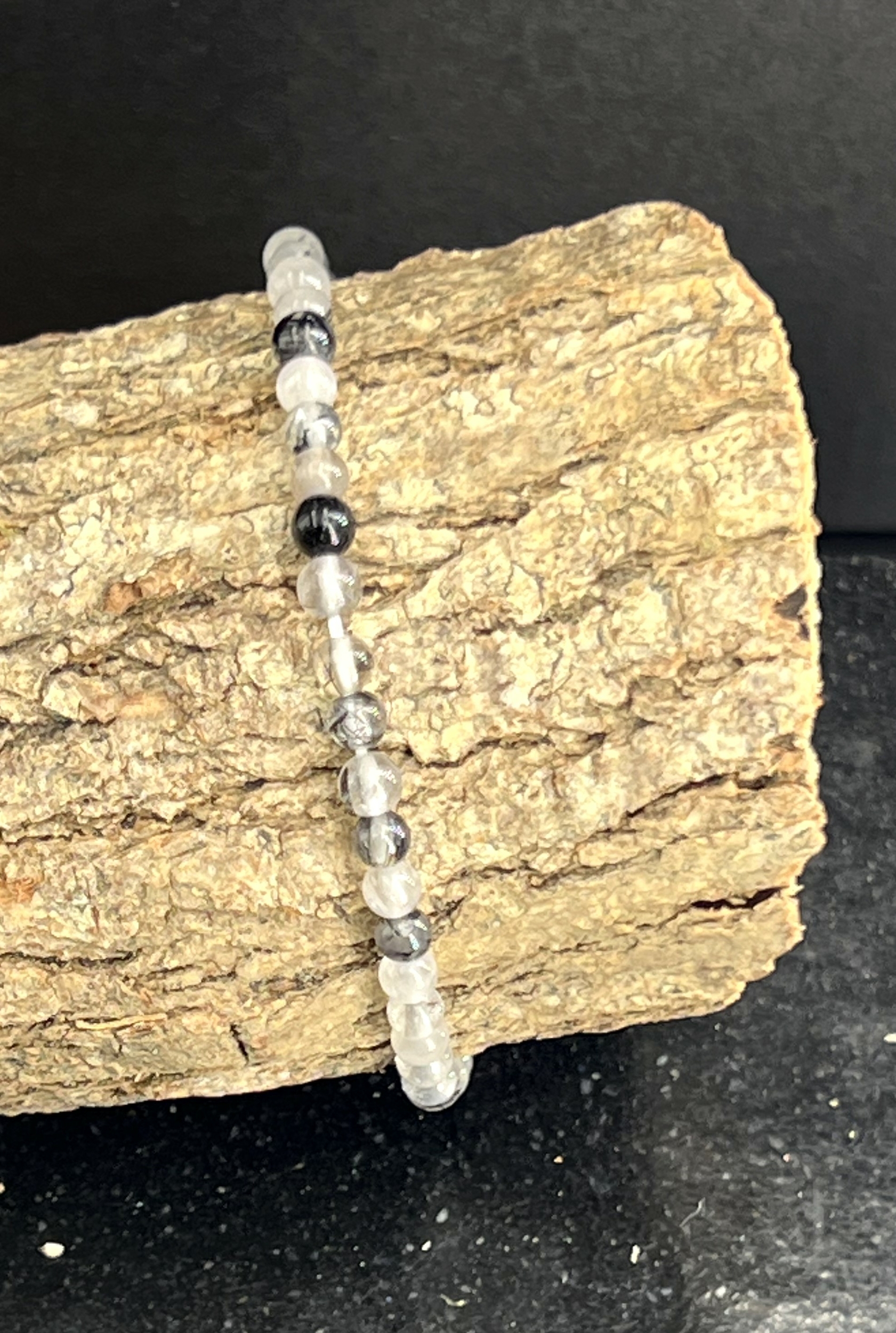 BRACELET QUARTZ AVEC INCLUSION TOURMALINE NOIRE 4MM LES PIERRES DE KYRIA (3)