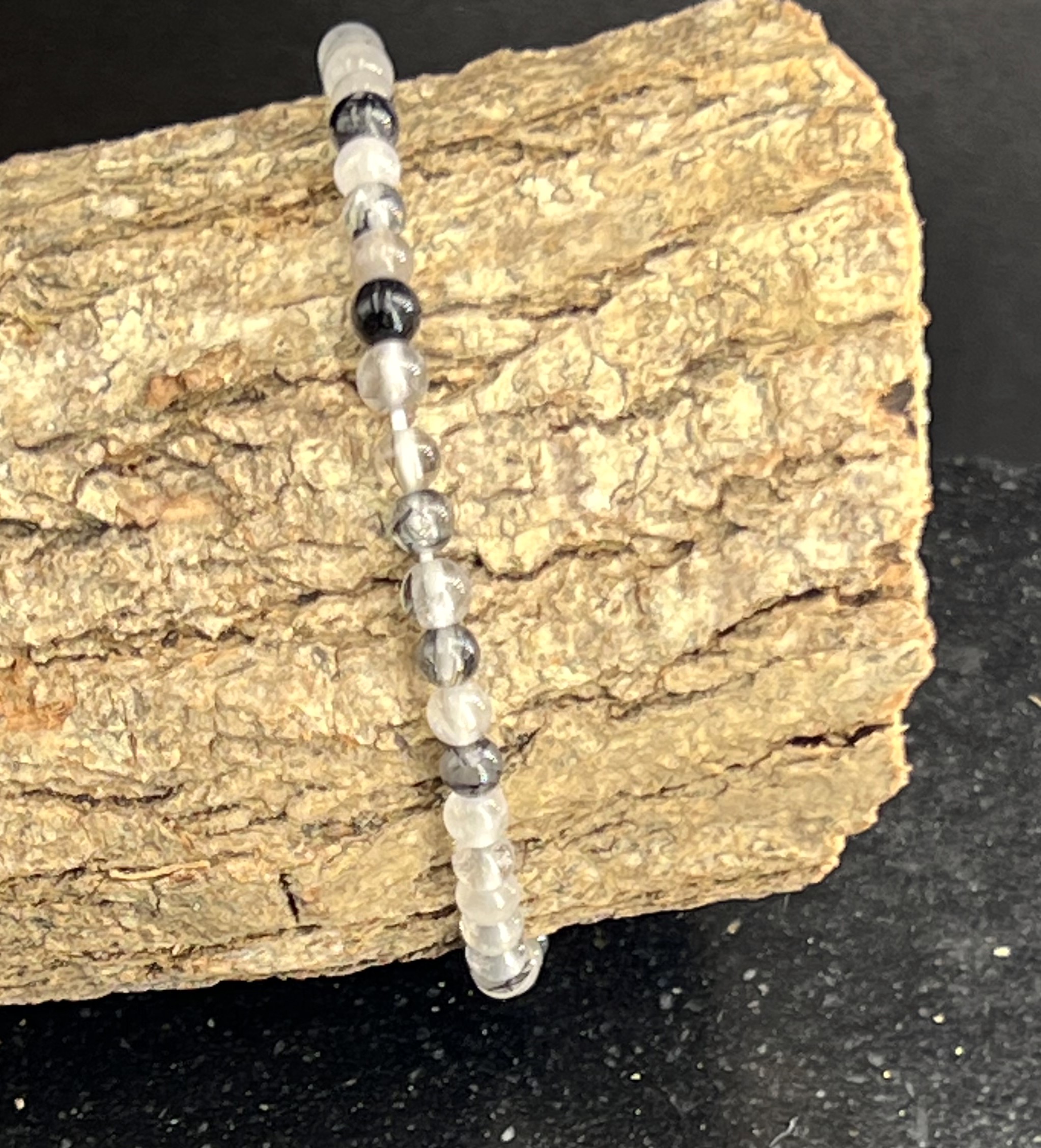 BRACELET QUARTZ AVEC INCLUSION TOURMALINE NOIRE 4MM LES PIERRES DE KYRIA (2)