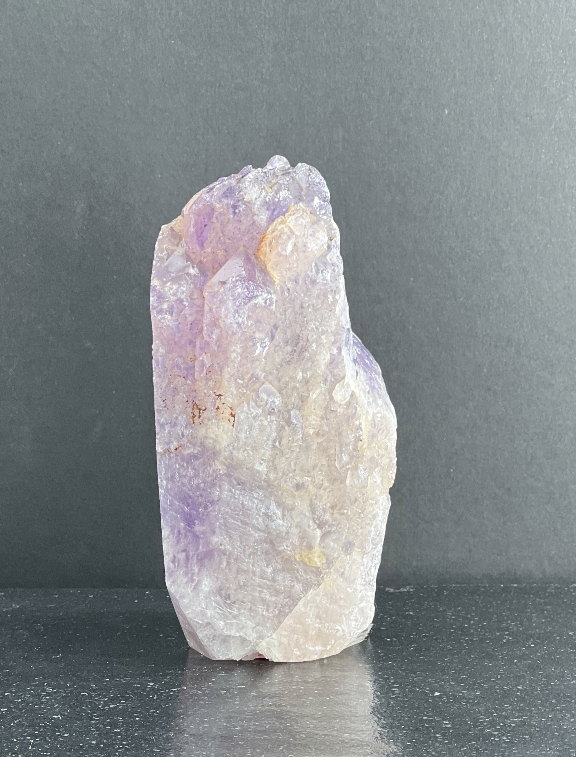 AMETHYSTE UNE FACE POLIE 675G LES PIERRES DE KYRIA (2)