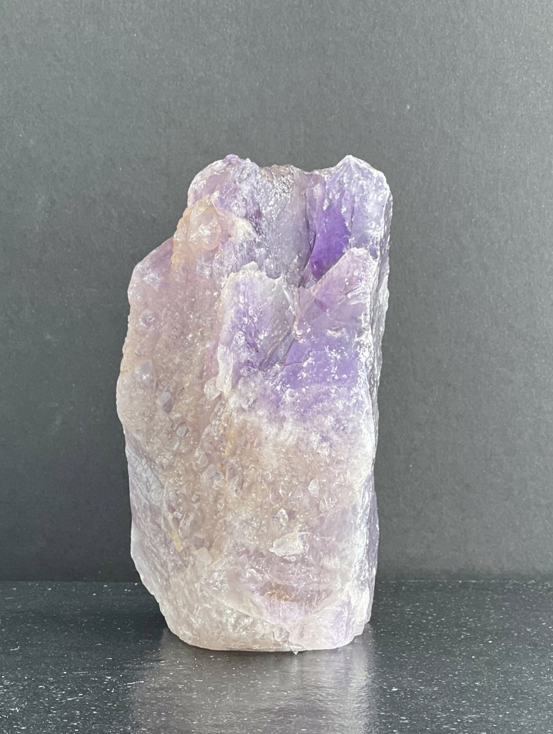 AMETHYSTE UNE FACE POLIE 675G LES PIERRES DE KYRIA (3)