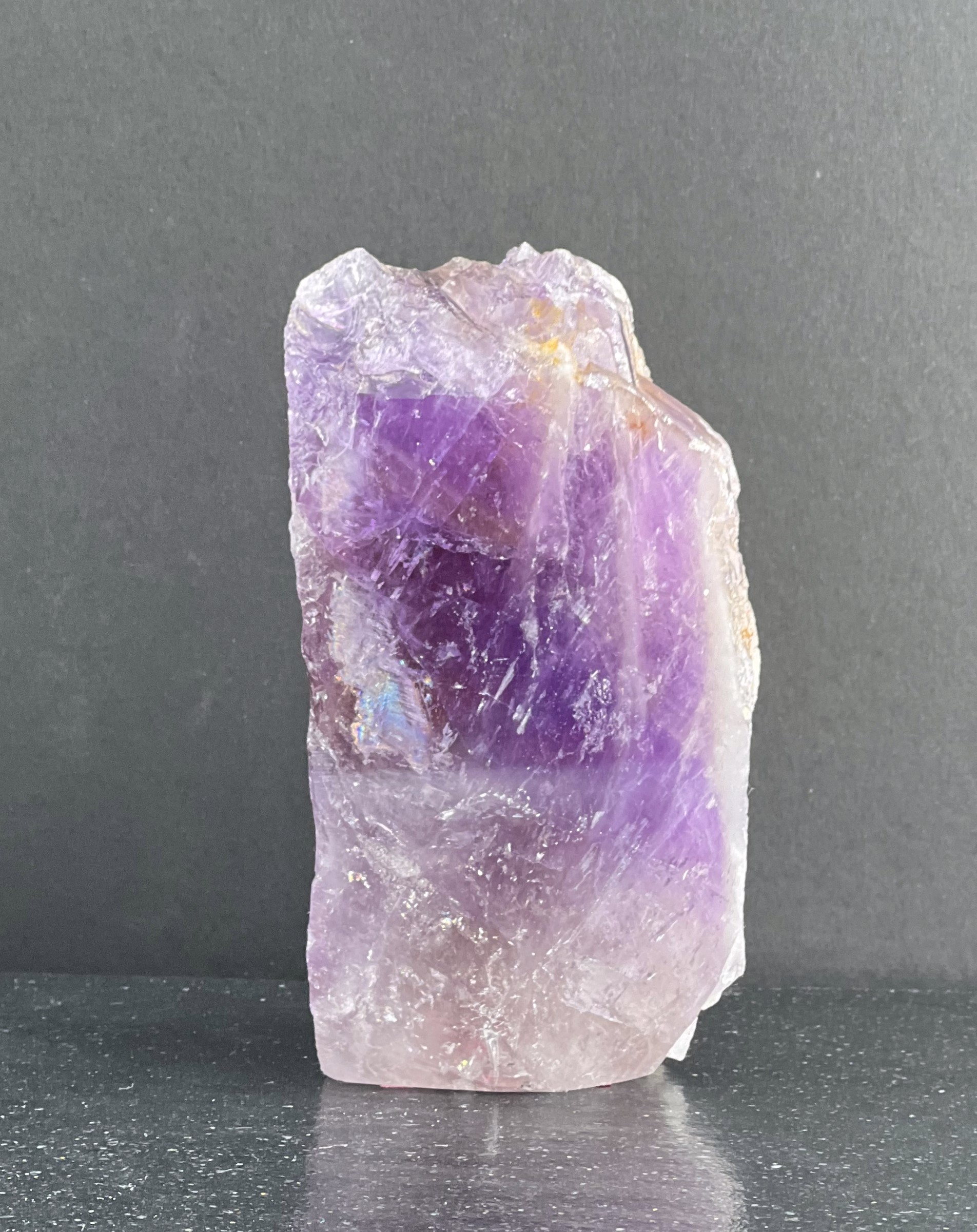 AMETHYSTE UNE FACE POLIE 675G LES PIERRES DE KYRIA (1)
