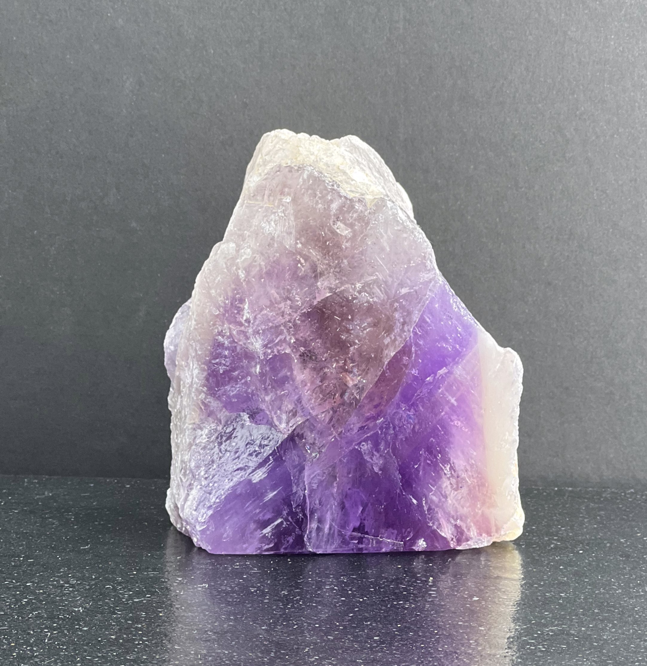 AMETHYSTE UNE FACE POLIE LES PIERRES DE KYRIA (4)
