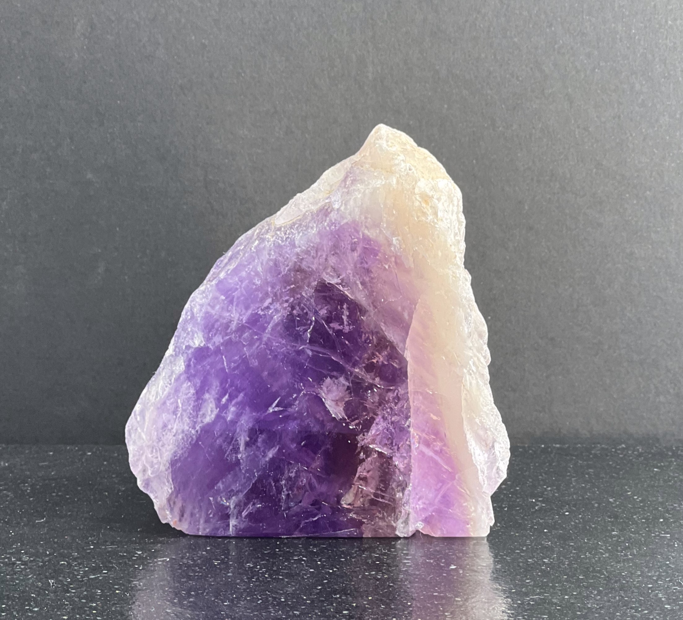 AMETHYSTE UNE FACE POLIE LES PIERRES DE KYRIA (1)