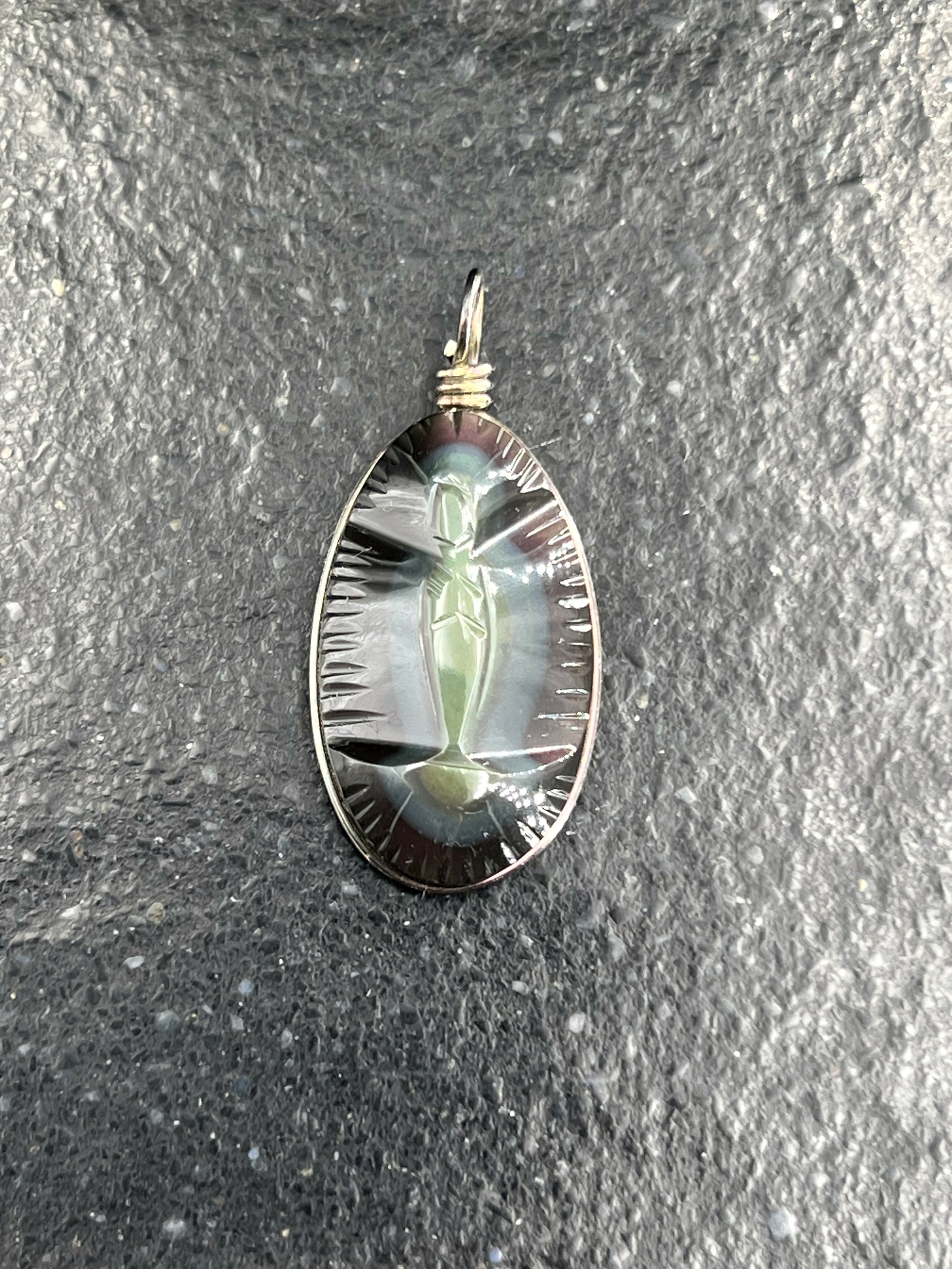 PENDENTIF VIERGE OEIL CELESTE ARC EN CIEL OBSIDIENNE LES PIERRES DE KYRIA (1)