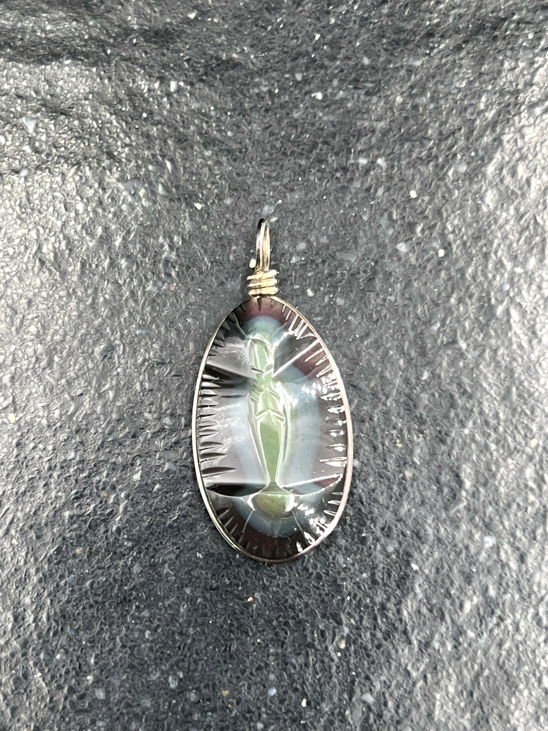 PENDENTIF VIERGE OEIL CELESTE ARC EN CIEL OBSIDIENNE LES PIERRES DE KYRIA (2)