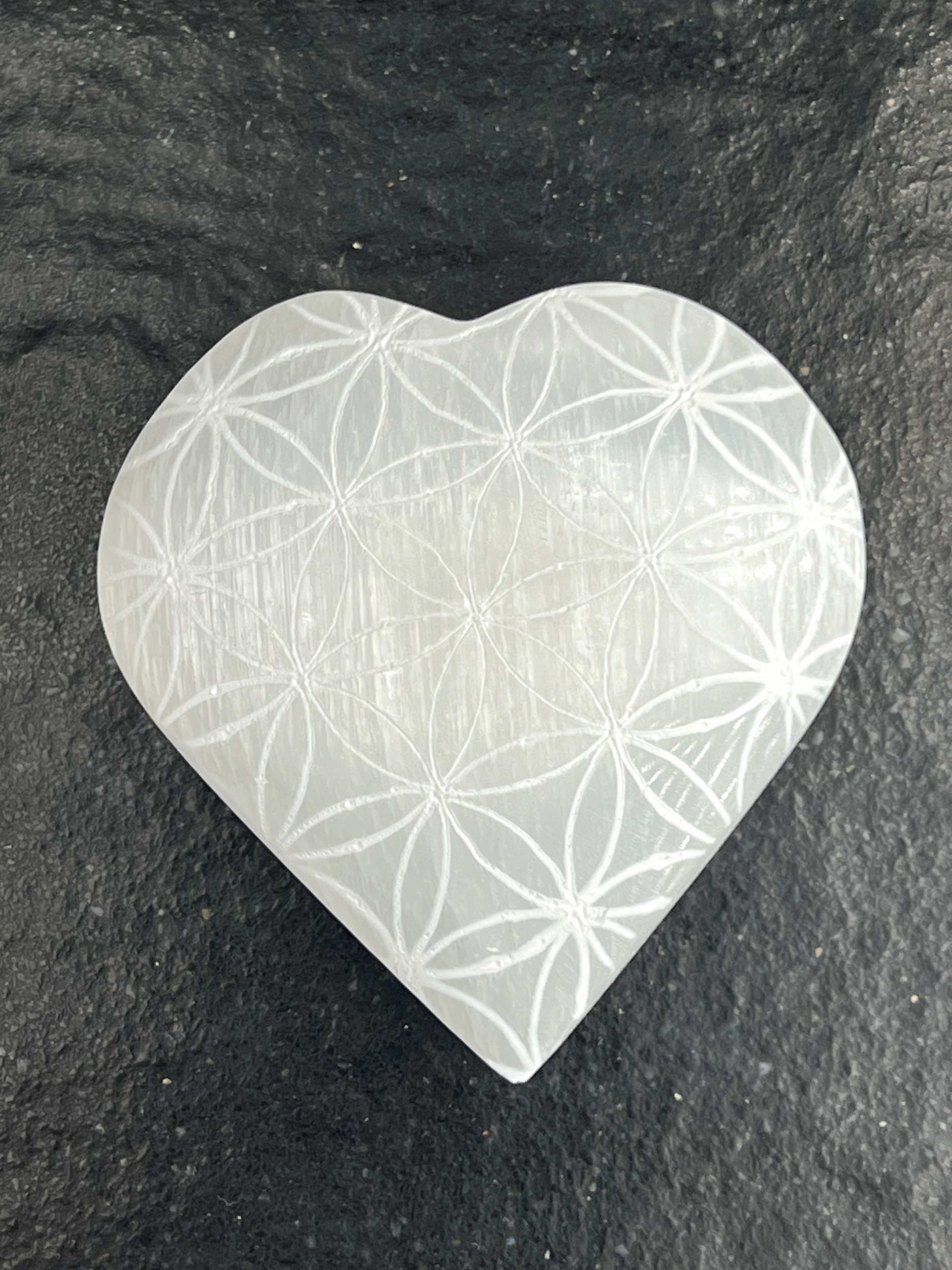 COEUR SELENITE FLEUR DE VIE GRAVEE LES PIERRE DE KYRIA (2)
