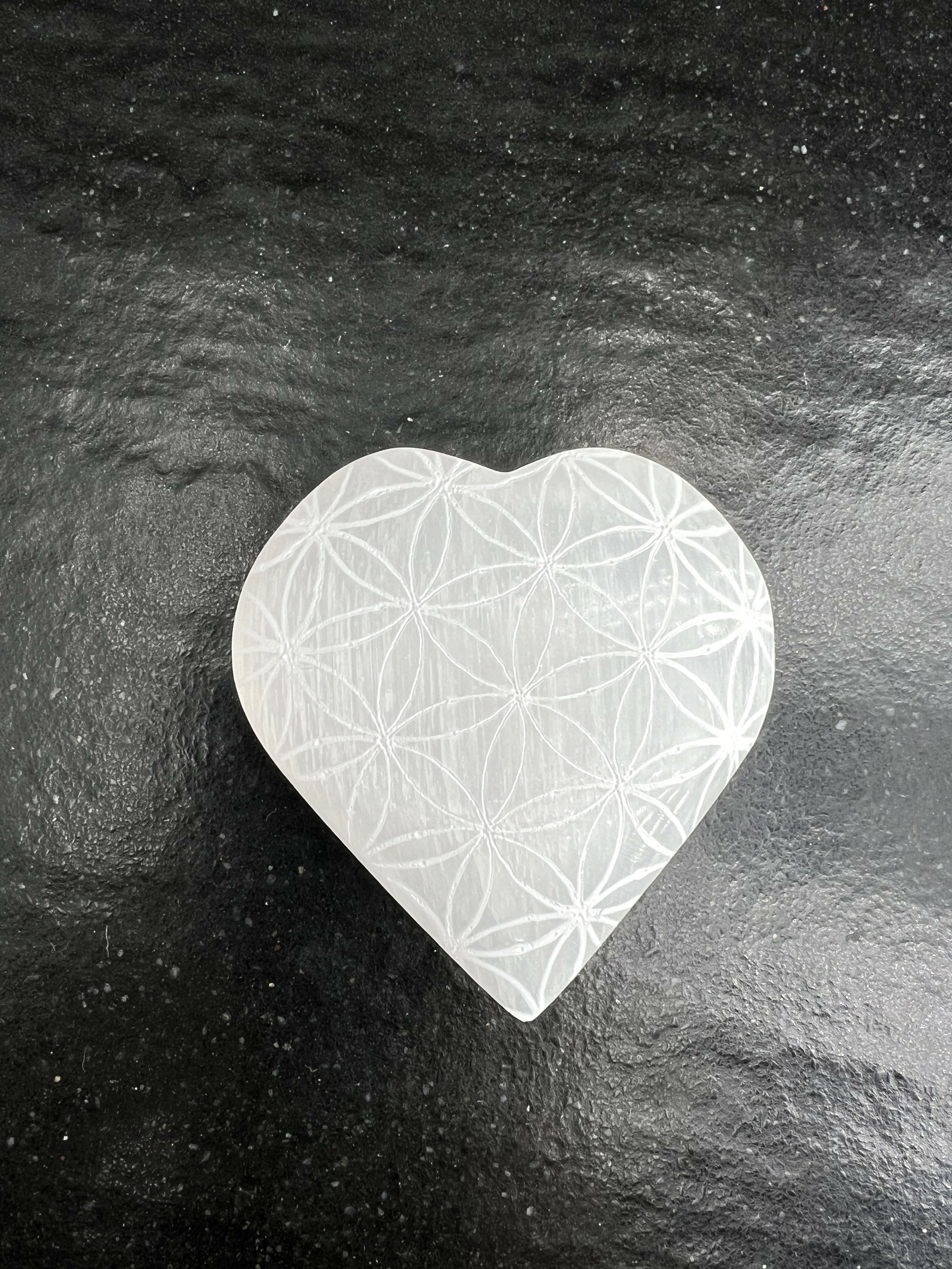 COEUR SELENITE FLEUR DE VIE GRAVEE LES PIERRE DE KYRIA (1)