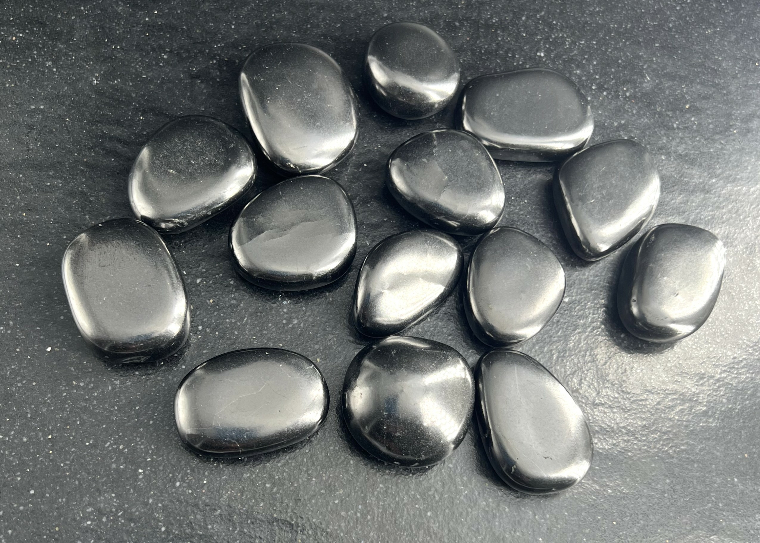 GALET SHUNGITE LES PIERRES DE KYRIA (2)