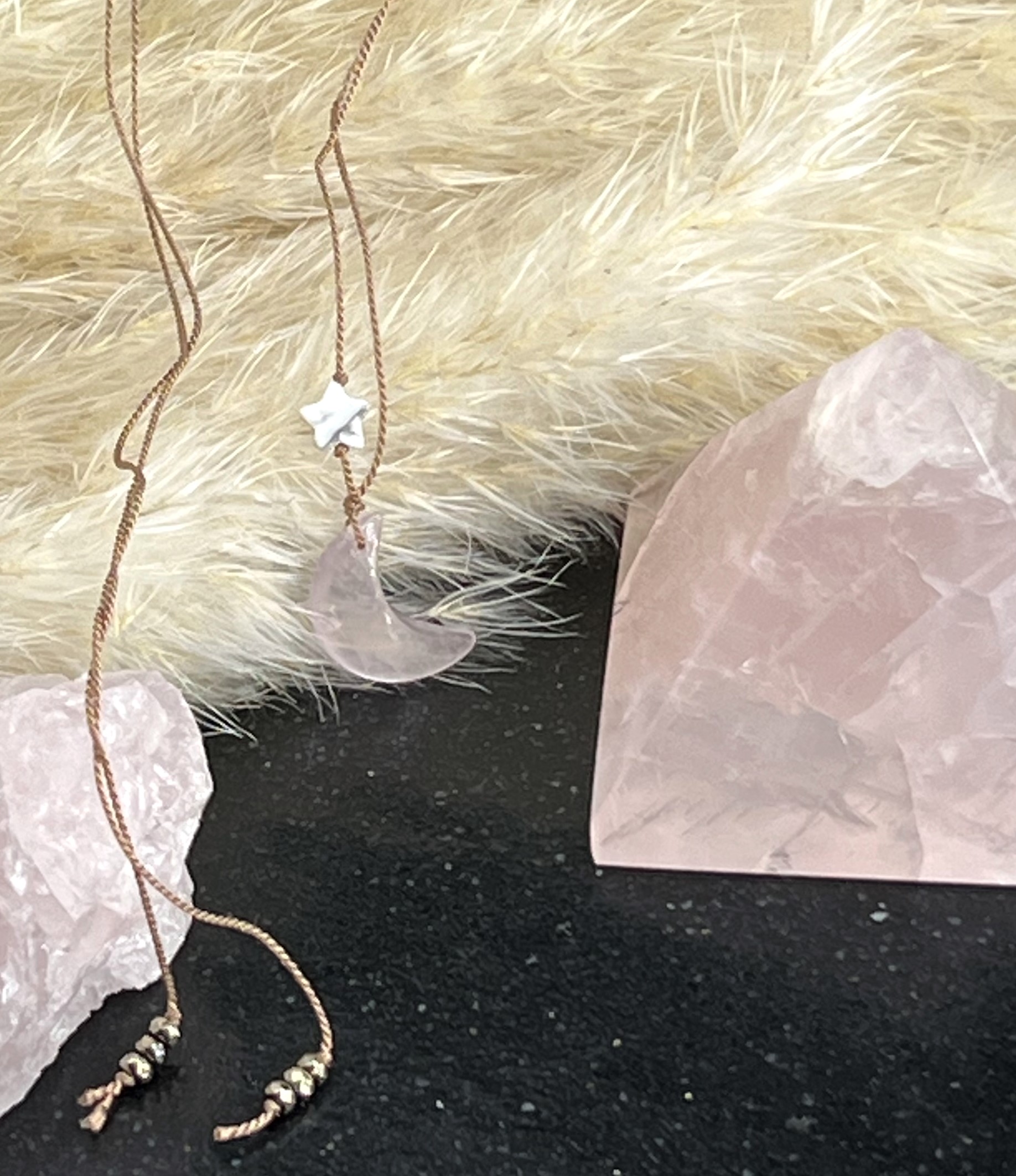 COLLIER CROISSANT DE LUNE QUARTZ ROSE LES PIERRES DE KYRIA (4)