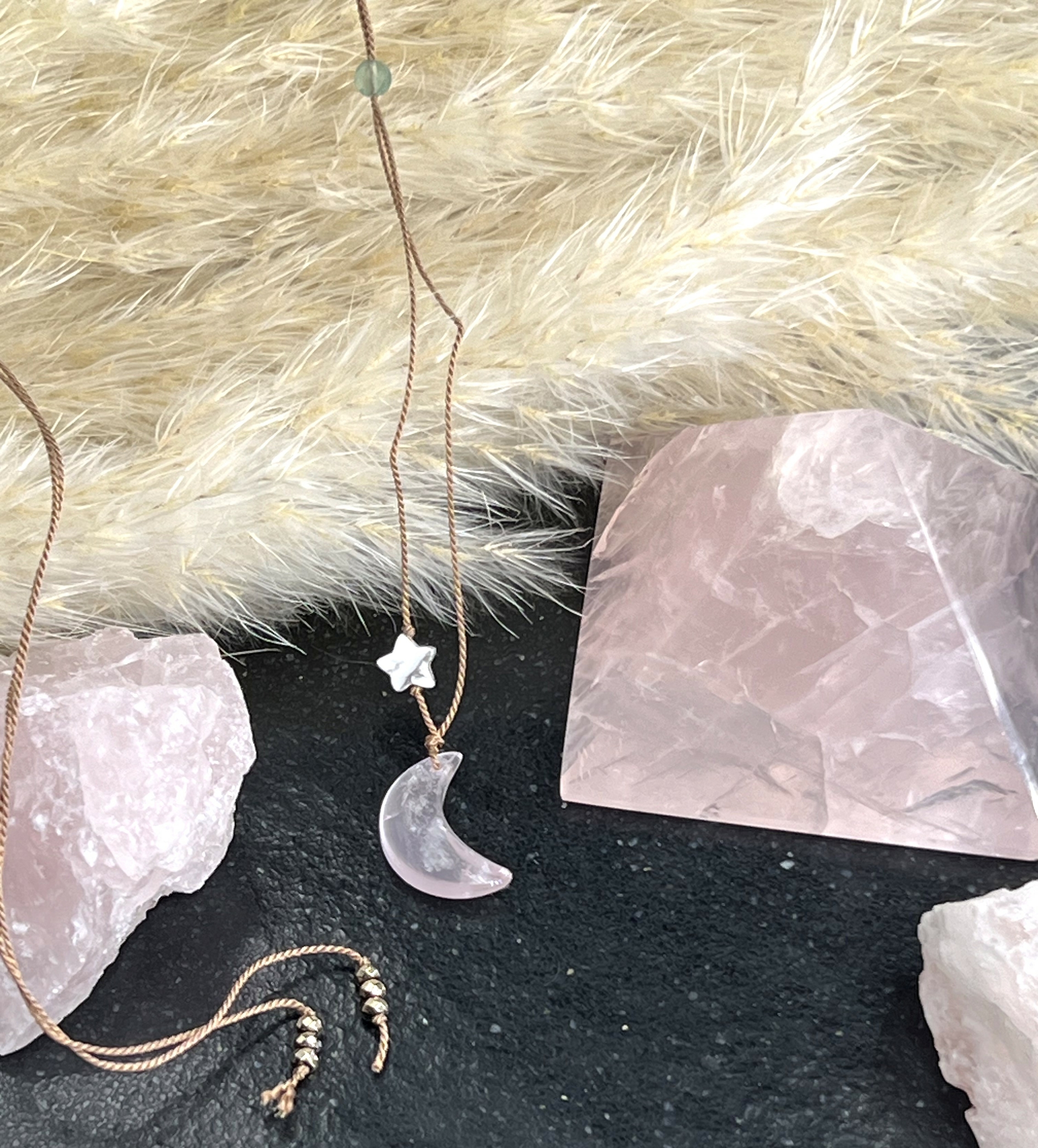 COLLIER CROISSANT DE LUNE QUARTZ ROSE LES PIERRES DE KYRIA (1)