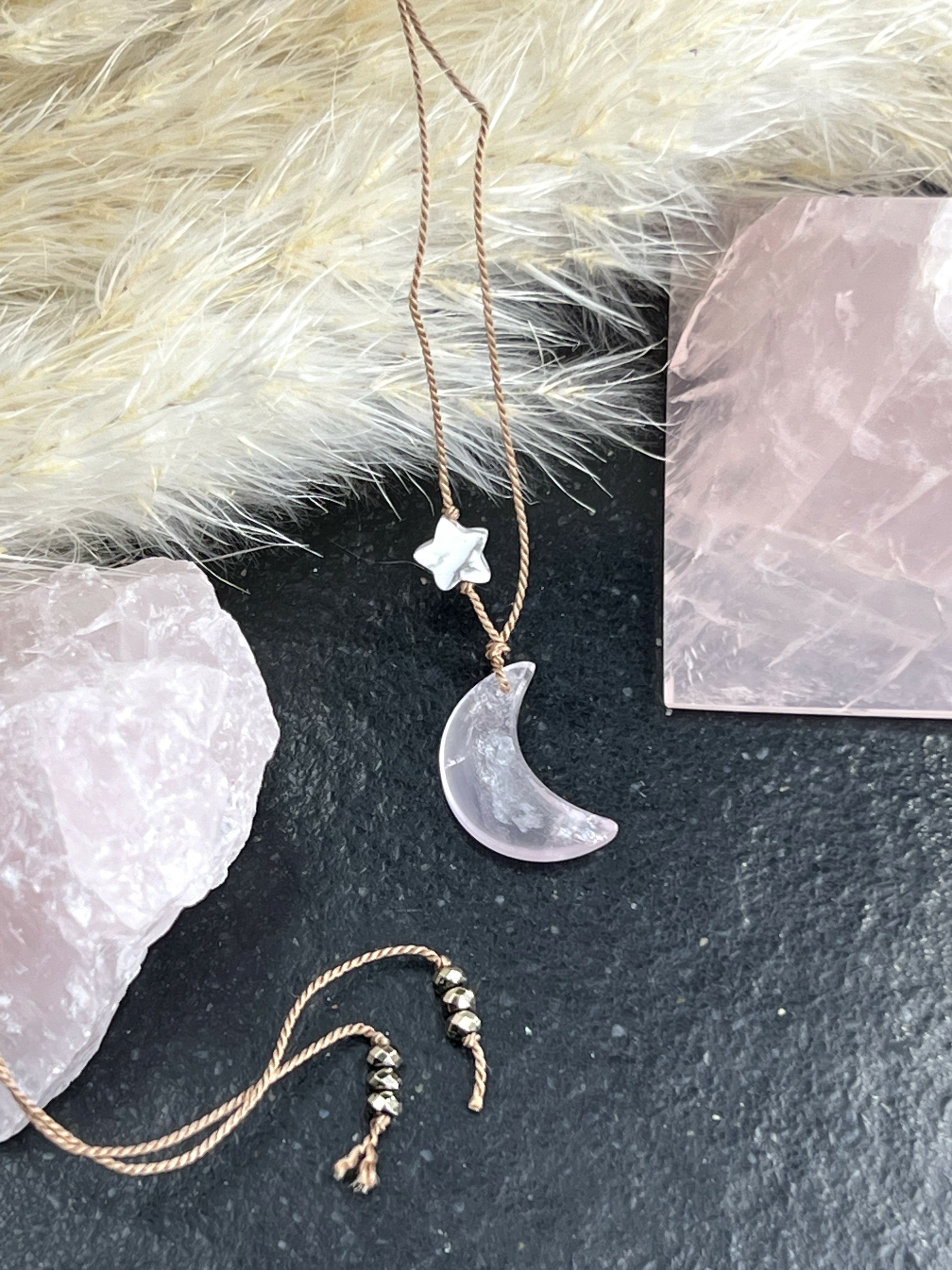 COLLIER CROISSANT DE LUNE QUARTZ ROSE LES PIERRES DE KYRIA (2)