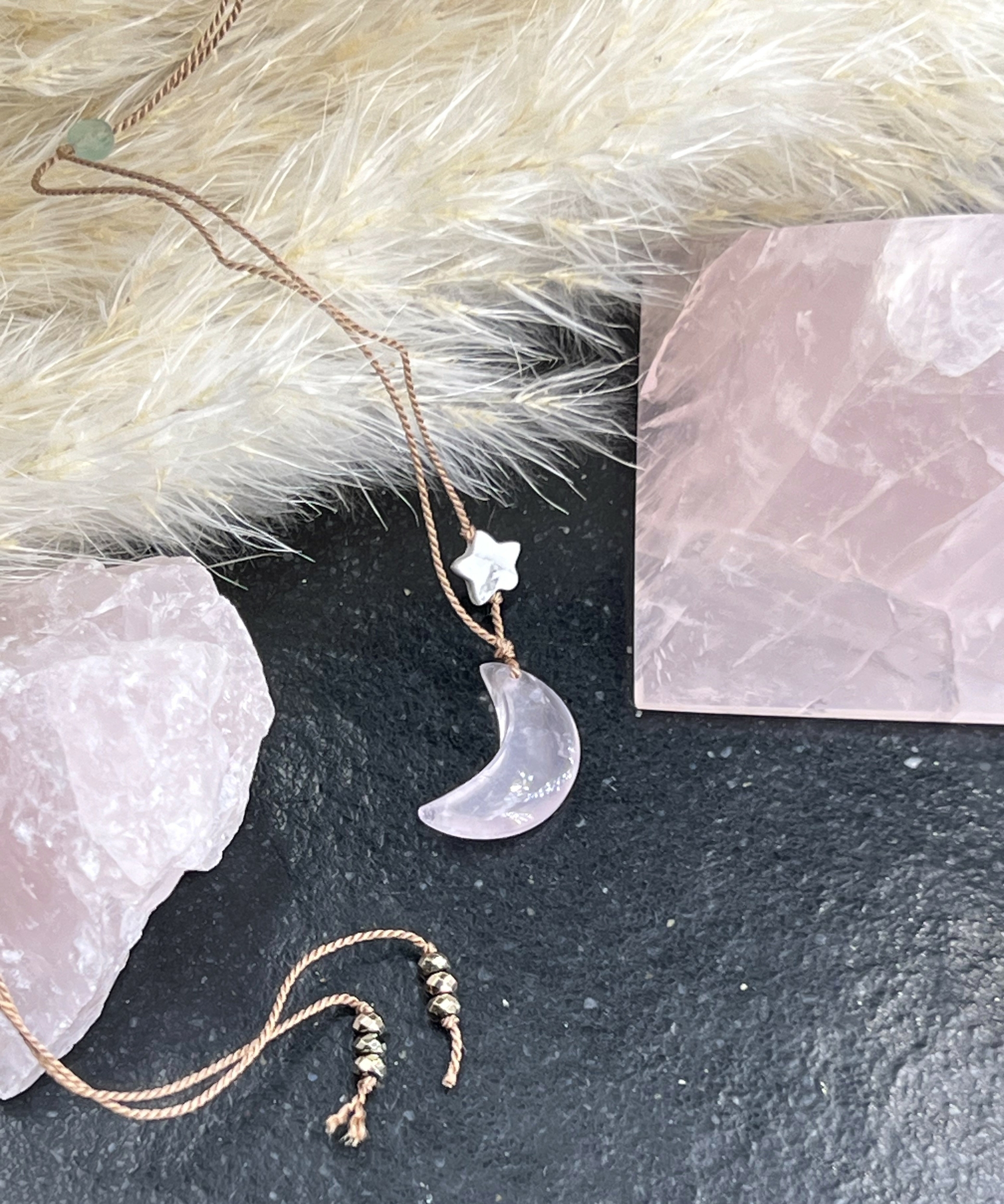 COLLIER CROISSANT DE LUNE QUARTZ ROSE LES PIERRES DE KYRIA (3)
