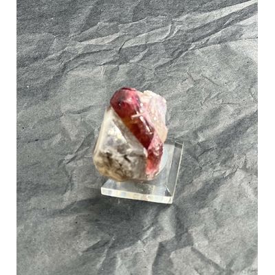 TOURMALINE ROSE RUBELLITE SUR QUARTZ FUME RUSSIE LES PIERRES DE KYRIA (7)