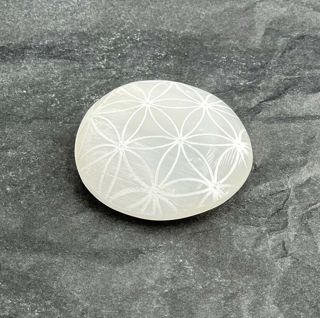 Galet Sélénite Avec Fleur De Vie | Pierre énergétique | Décoration Zen Et Bien-être