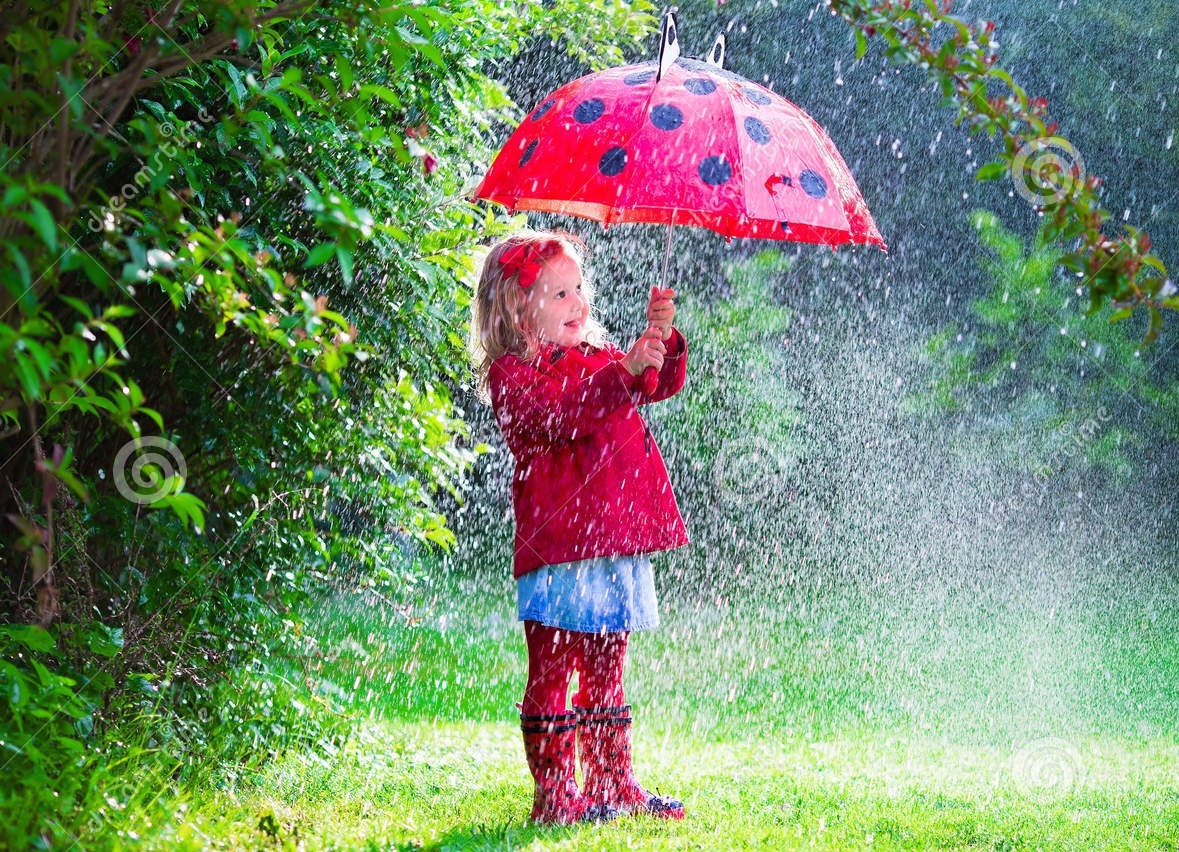 petite-fille-avec-le-parapluie-jouant-sous-la-pluie-55784791