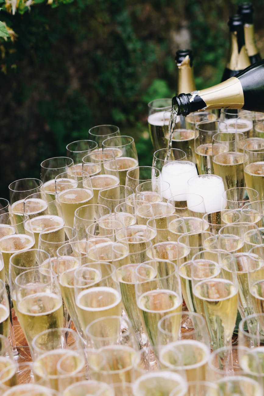 Pourquoi un Verre "Pas si Propre" Rend vos Bulles de Champagne Si Éblouissantes ?