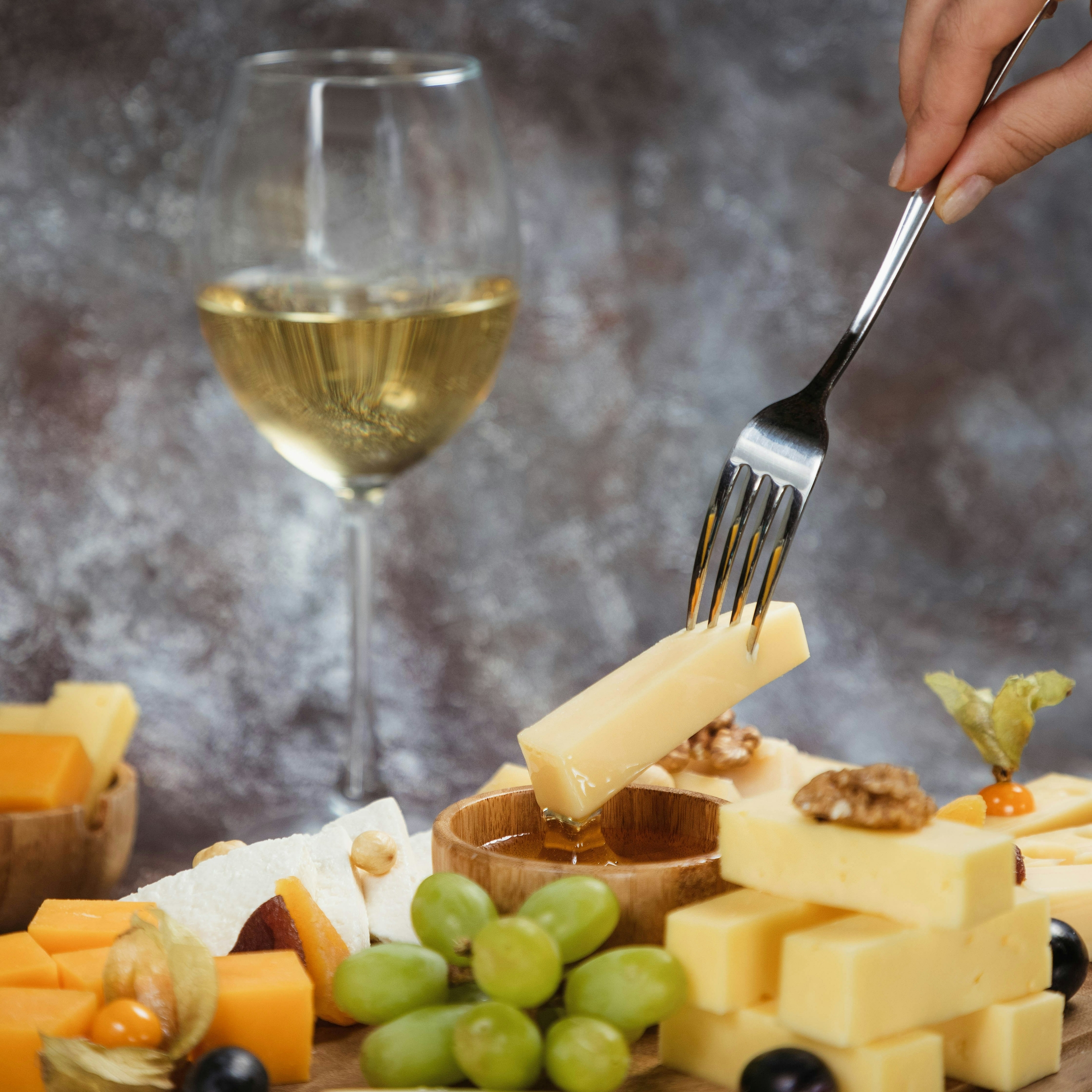 Quel Vin Blanc avec un Plateau de Fromages Variés ?