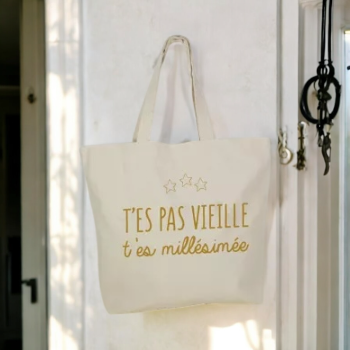 Sac Cabas Femme, "TES PAS VIEILLE tes millésimée" accroché au mur