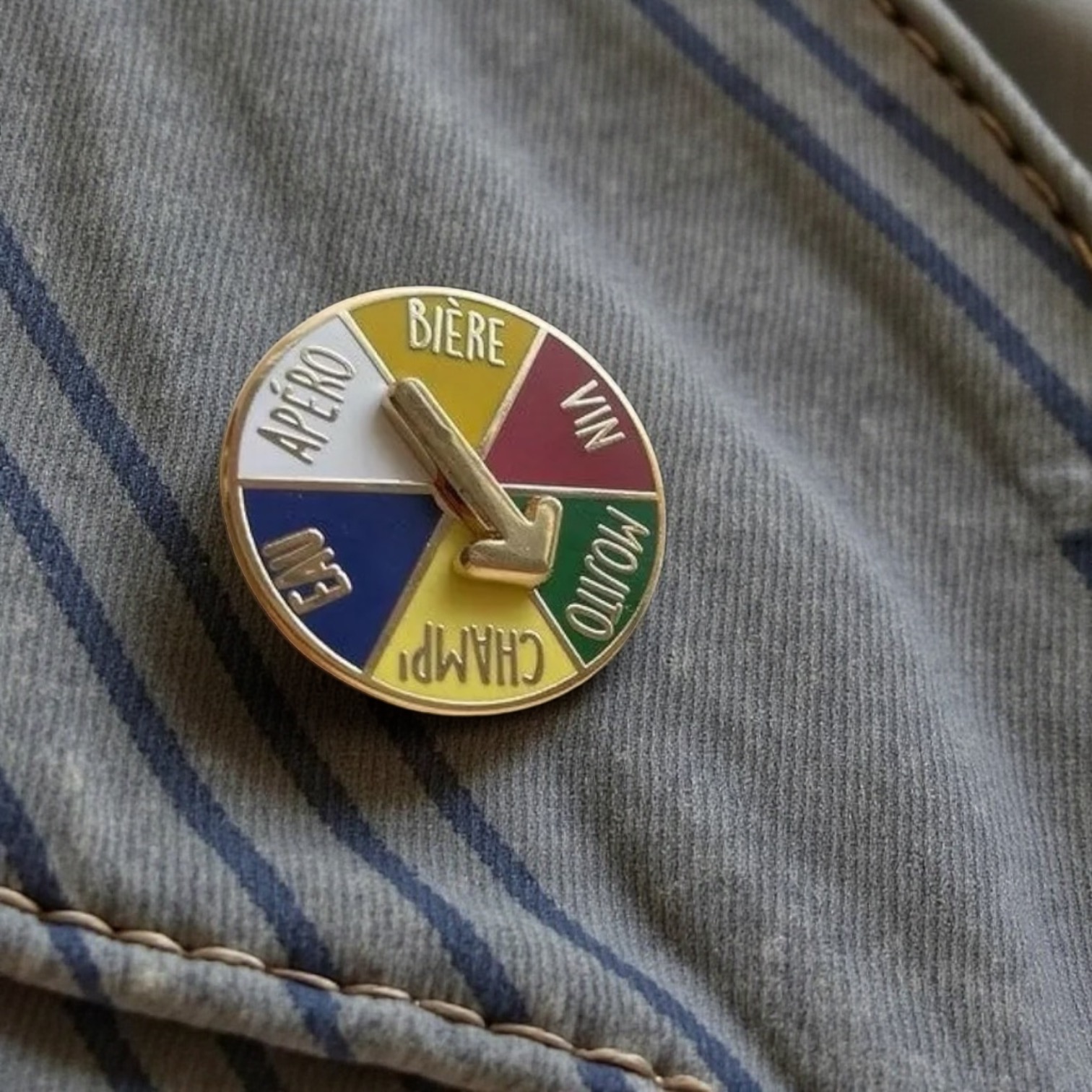 Pin’s Apéro Original – Broche métal doré à Flèche Tournante