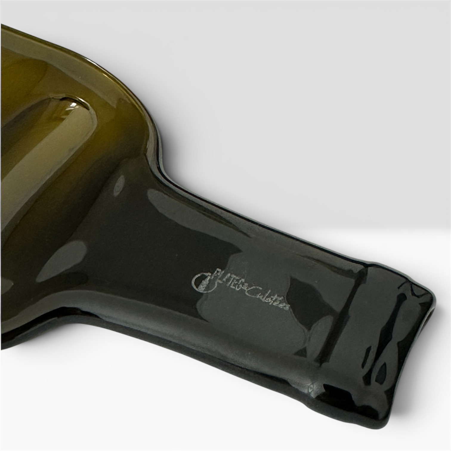 Plate brune goulot bouteille vu de prêt